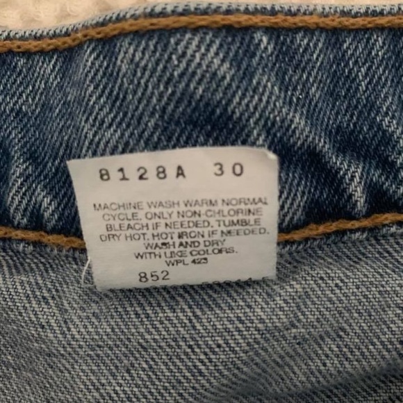 Vintage High waisted Levis Shorts - Picture 4 of 6